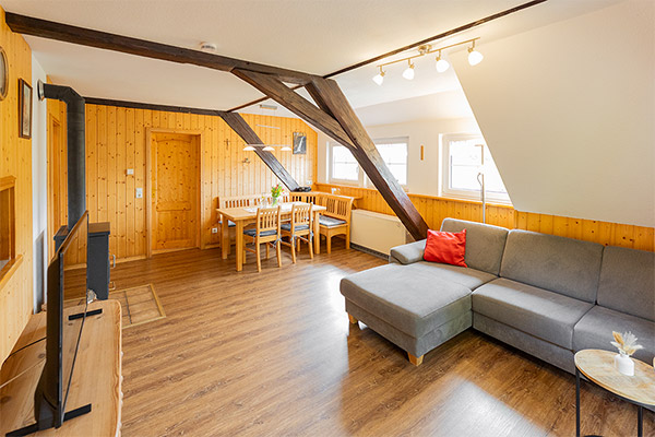 Wohn- und Esszimmer mit Kaminofen