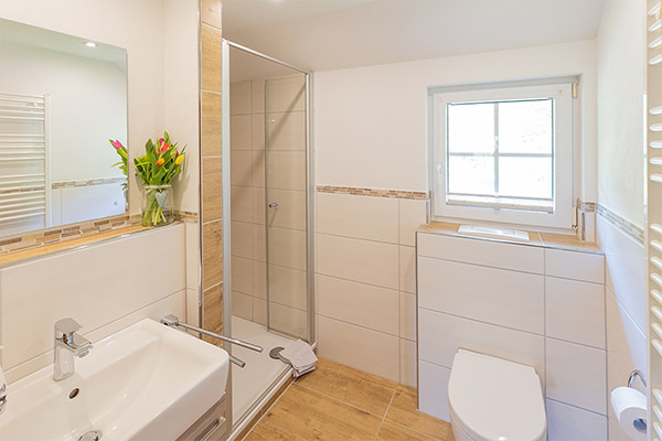 Bad mit Dusche und WC
