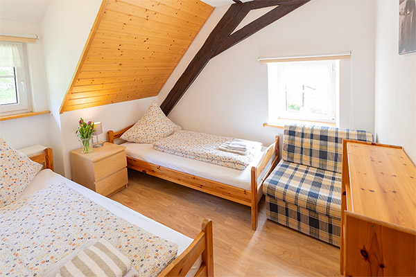 Schlafzimmer mit zwei Einzelbetten
