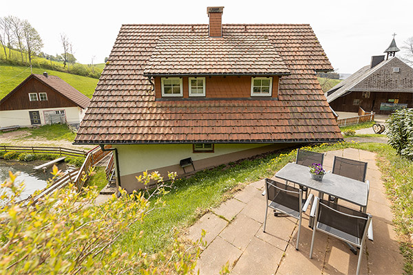 Sitzplatz hinter dem Haus mit Blick auf den Hof