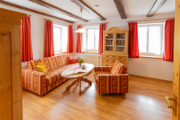 Wohnzimmer mit gemütlicher Sitzgruppe