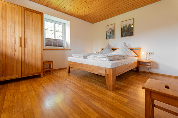 Schlafzimmer mit Doppelbett