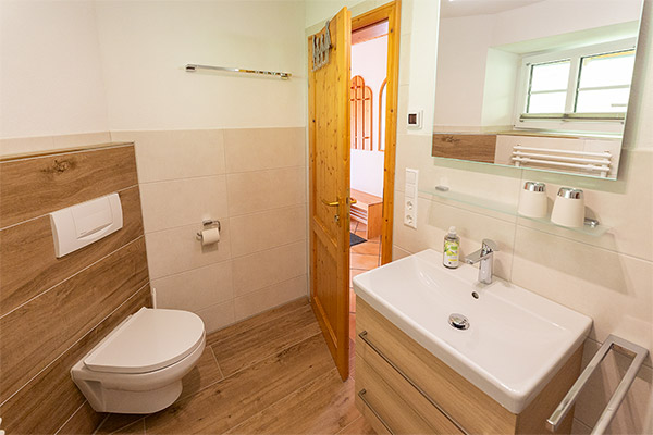 Bad mit Dusche und WC