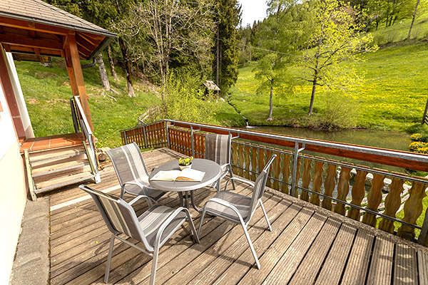 Terrasse mit Blick auf den Weiher
